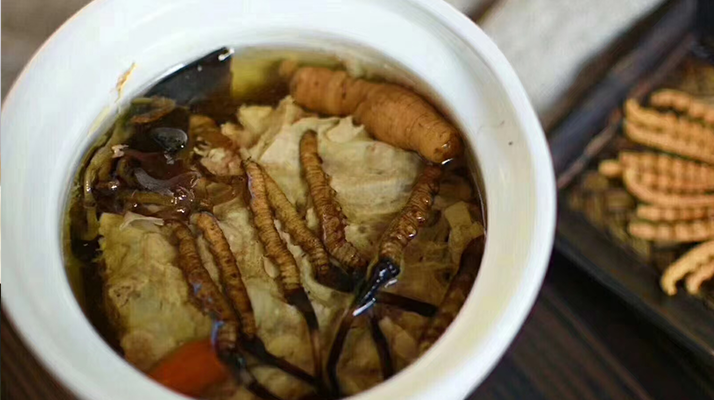鮮香滋補(bǔ)！鮮冬蟲(chóng)夏草燉雞湯的美味做法