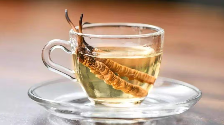 一杯蟲草水，健康新滋味：冬蟲夏草泡水喝的奇妙功效